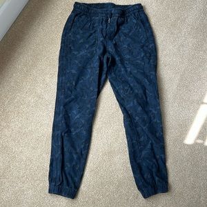 Gently used Athleta Farallon Jogger 6 blue camo